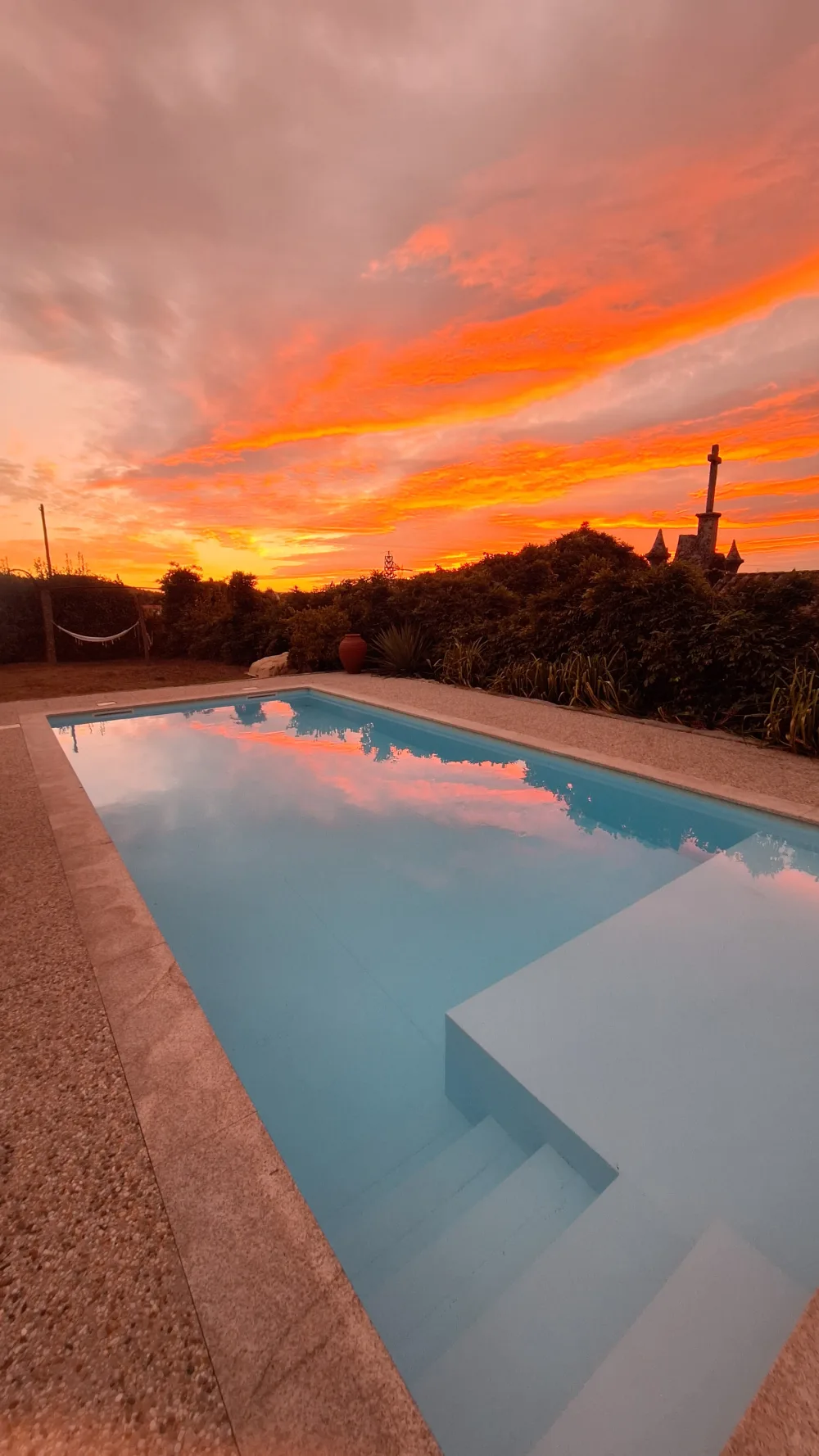 Coucher de soleil au bord de la piscine