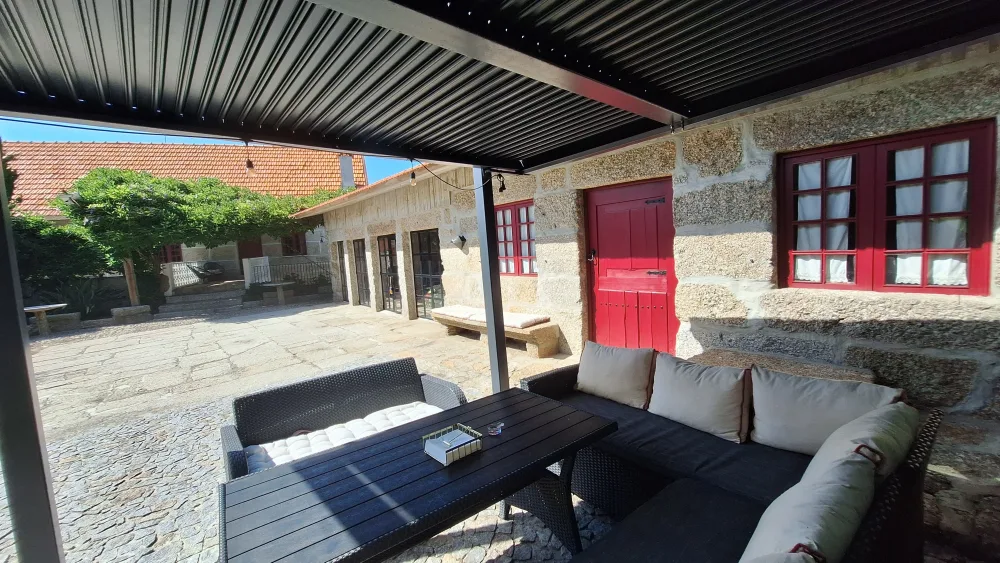 Maison traditionnelle en pierre et vie en plein air